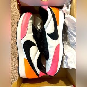 Nike Day break—2021
Wmns Daybreak 'Summit White Sunset Pulse'